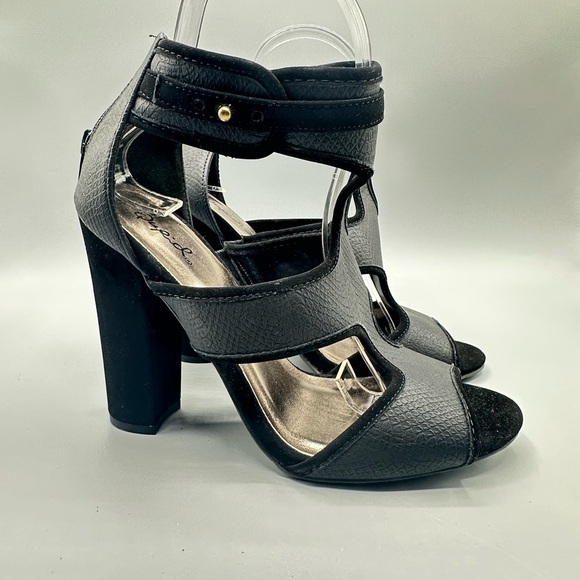 Qupid Strappy AnkleBack Zip Women US Size 8 Black Block Heel - Picture 1 of 5